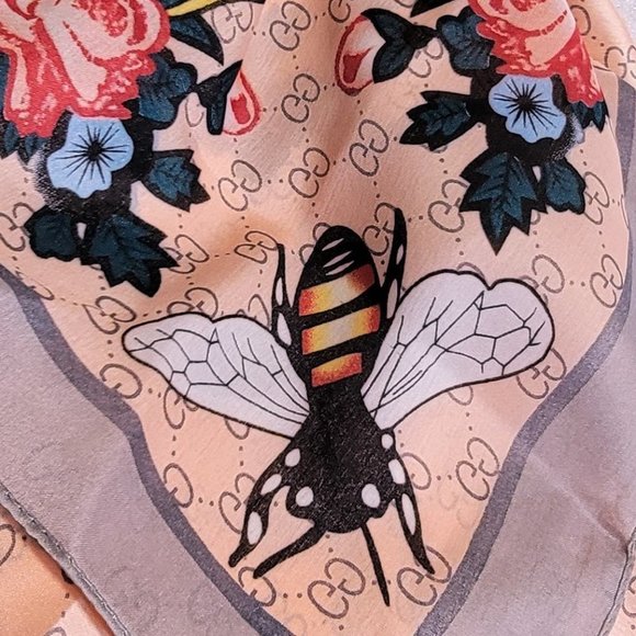 !!SOLD on VC!!!   GUCCI Gorgeous Huge Apricot Floral Silk Scarf - Picture 4 of 10